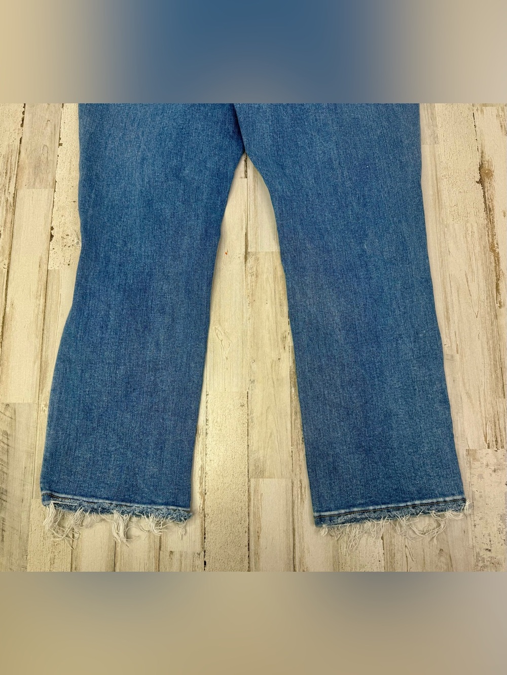 Mica Jeans Women's 31 (34x27) Light Wash Blue Distressed Raw Hem Stretch Crop - Picture 12 of 12